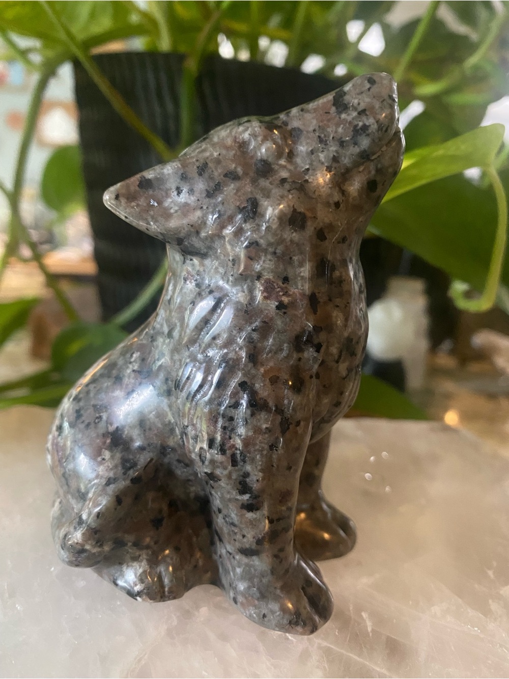 🌕 Moonlit Guardian – 4.5” Yooperlite Howling Wolf Carving 🐺✨ - Picture 3 of 9
